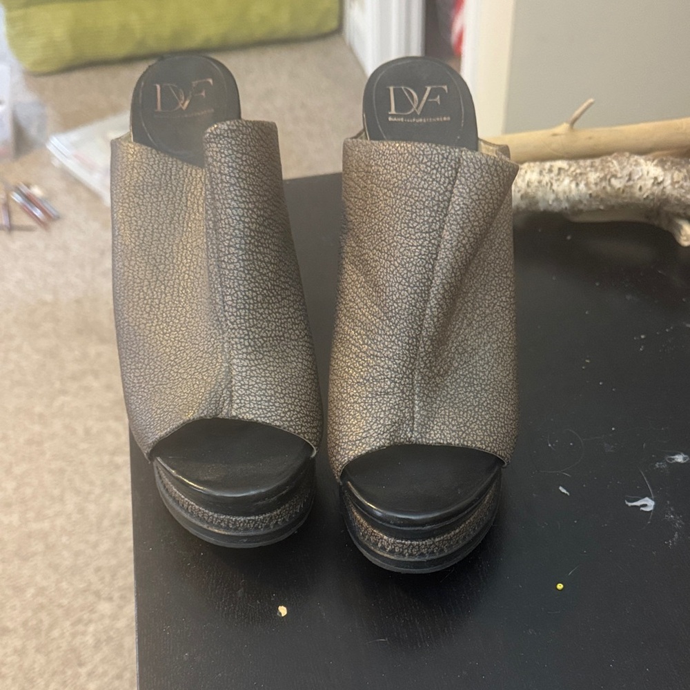 Diane Von Furstenberg Textured Brown Mules